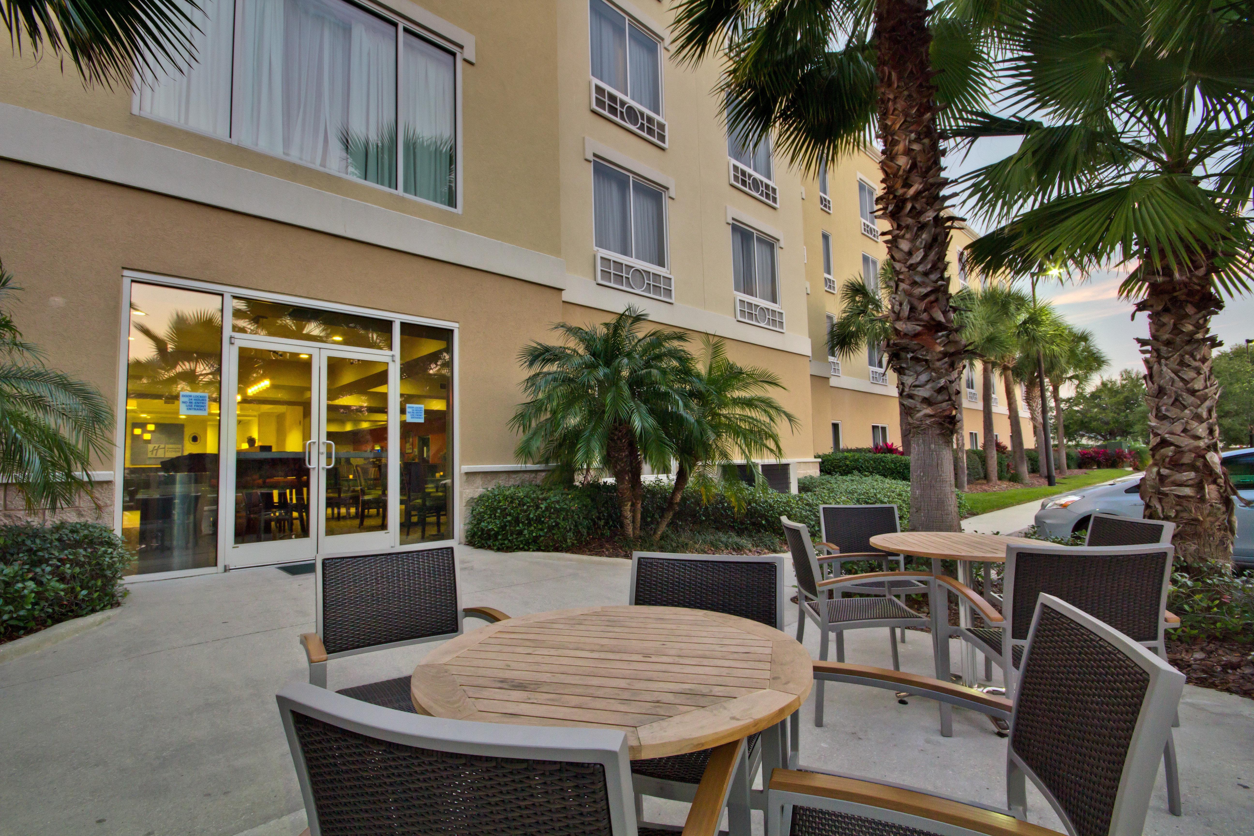 Holiday Inn Express And Suites Tampa I-75 At Bruce B. Downs, An Ihg Hotel Exterior photo